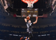 九游游戏-F1新赛季揭幕战之夜，锡安·威廉姆森跨界引爆全场，体育界双星交汇的奇幻时刻