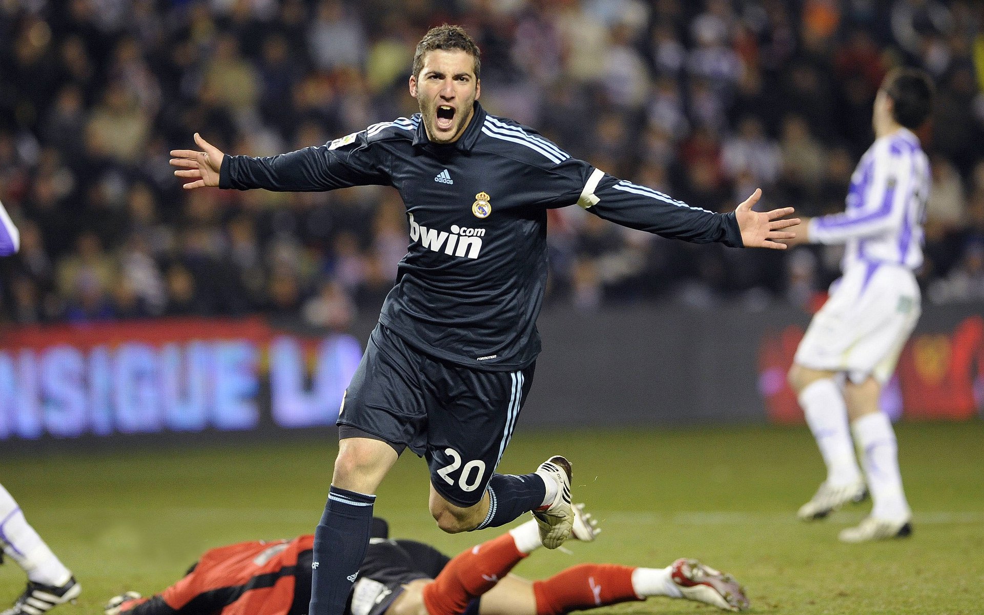 欧冠淘汰赛之夜,伊布全场最佳无争议